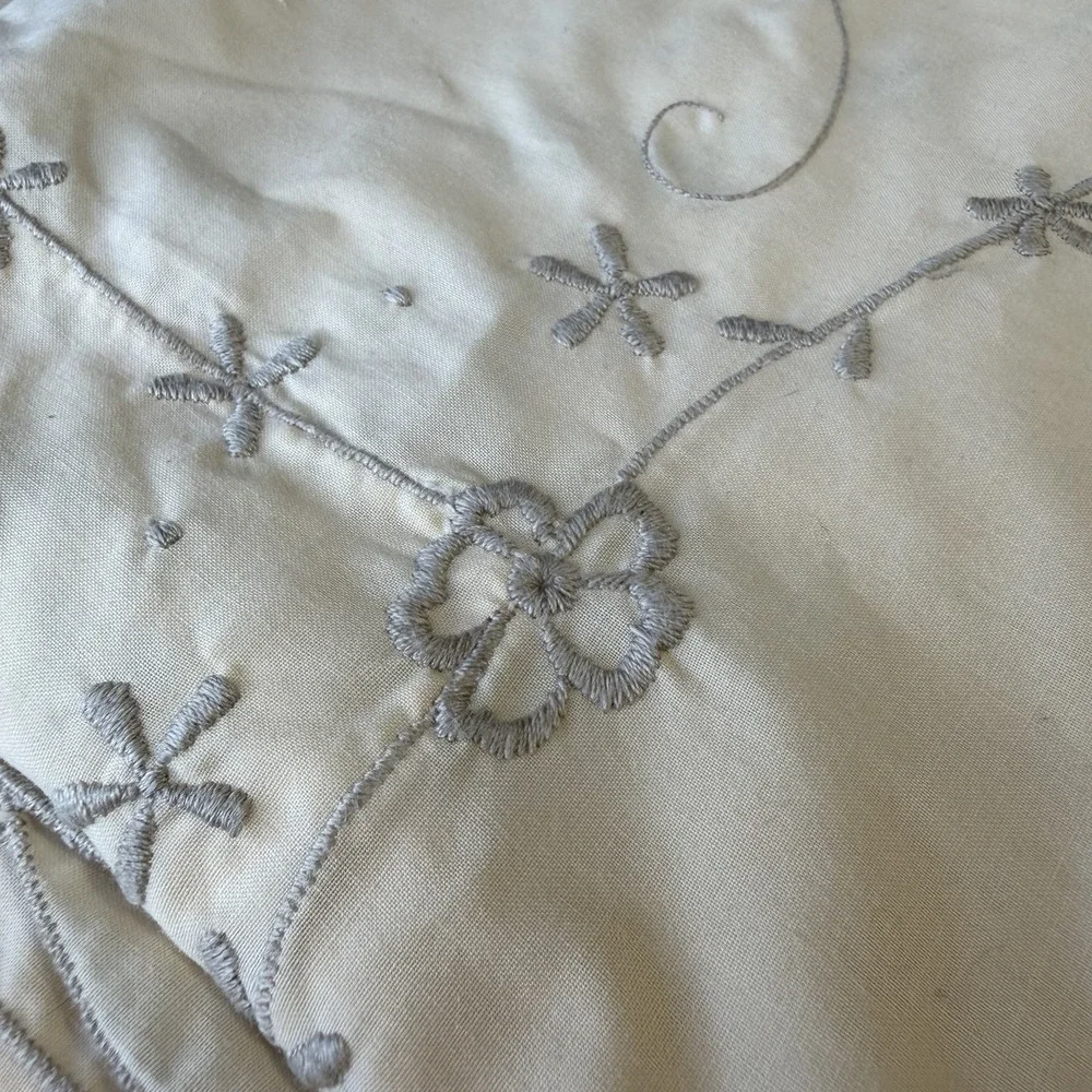 Vtg Linen Gray Floral Hand Embroidery Scalloped Edge CutWork Tablecloth 64 X 80